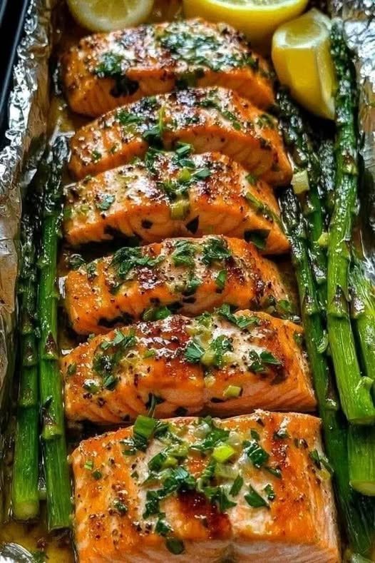 Baked Salmon in Foil with Asparagus